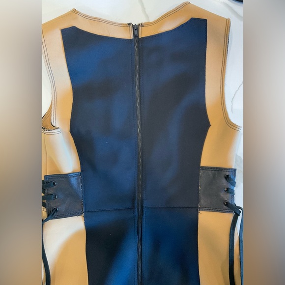 Tracy Reese- Paneled Leather Sheath Dress with adjustable side ties. Women’s 6. - Picture 6 of 9